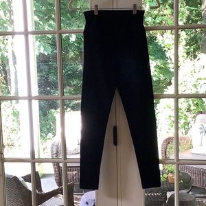 Tummie by Heather Thomson.  Black shape wear leggings.  Size small